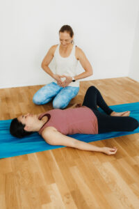 Ursula erklärt einer Kunden wie sie ihren Beckenboden aktiviert