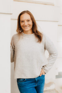 Ursula lacht freudig in die Kamera